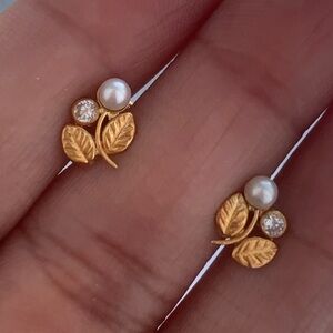 18kt Gold Earrings - Screw Backs